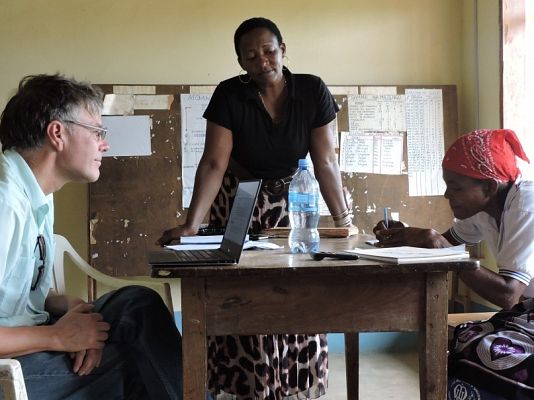 Para todos La 2 - Ayuda a personas que no saben sumar y restar con el dinero