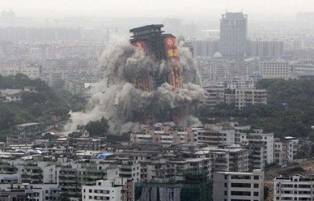  - Vuelan el edificio más alto