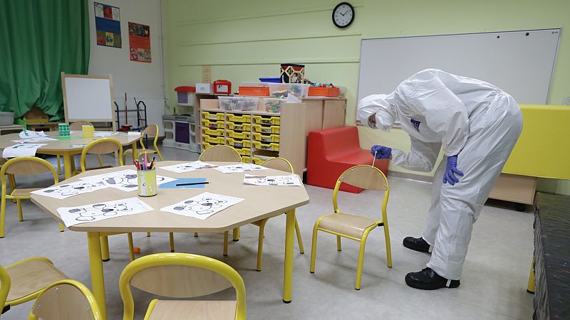 Francia recurre a las restricciones locales y nuevos protocolos en colegios contra la COVID-19