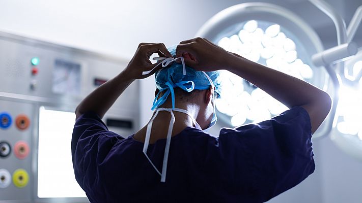 ¿Hay pocos médicos en España? La Organización Médica Colegial denuncia bajos salarios y malas condiciones laborales