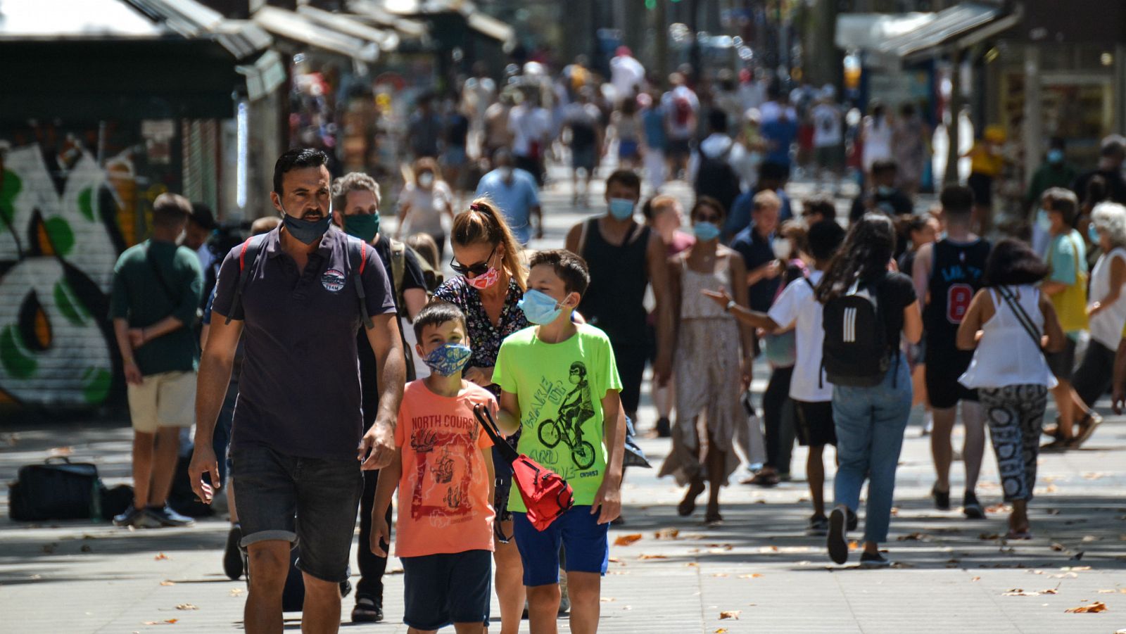 Las comunidades continúan aplicando restricciones para frenar los contagios