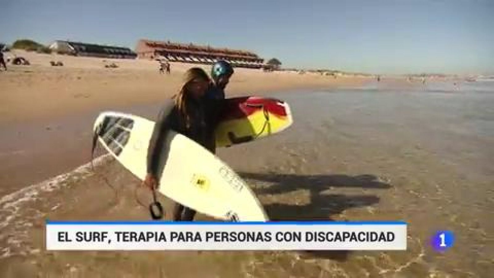 El surf puede ser una estupenda terapia para personas ciegas o con problemas de movilidad