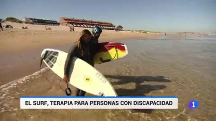 Telediario 1 - El surf puede ser una estupenda terapia para personas ciegas o con problemas de movilidad