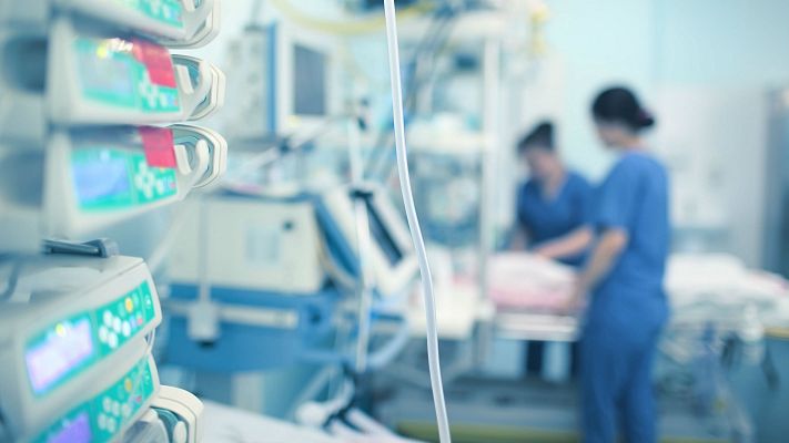 Telediario 1 - La dedicación de los sanitarios en las UCI del País Vasco