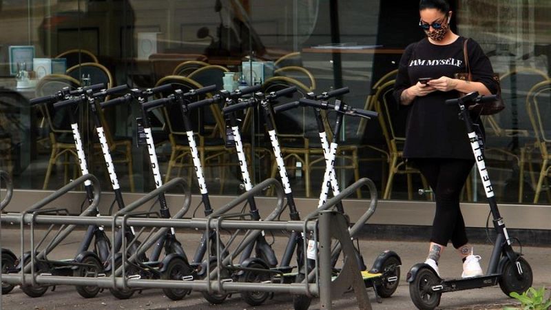 Primera muerte de un conductor de patinete en un accidente de tráfico en Barcelona | Ver
