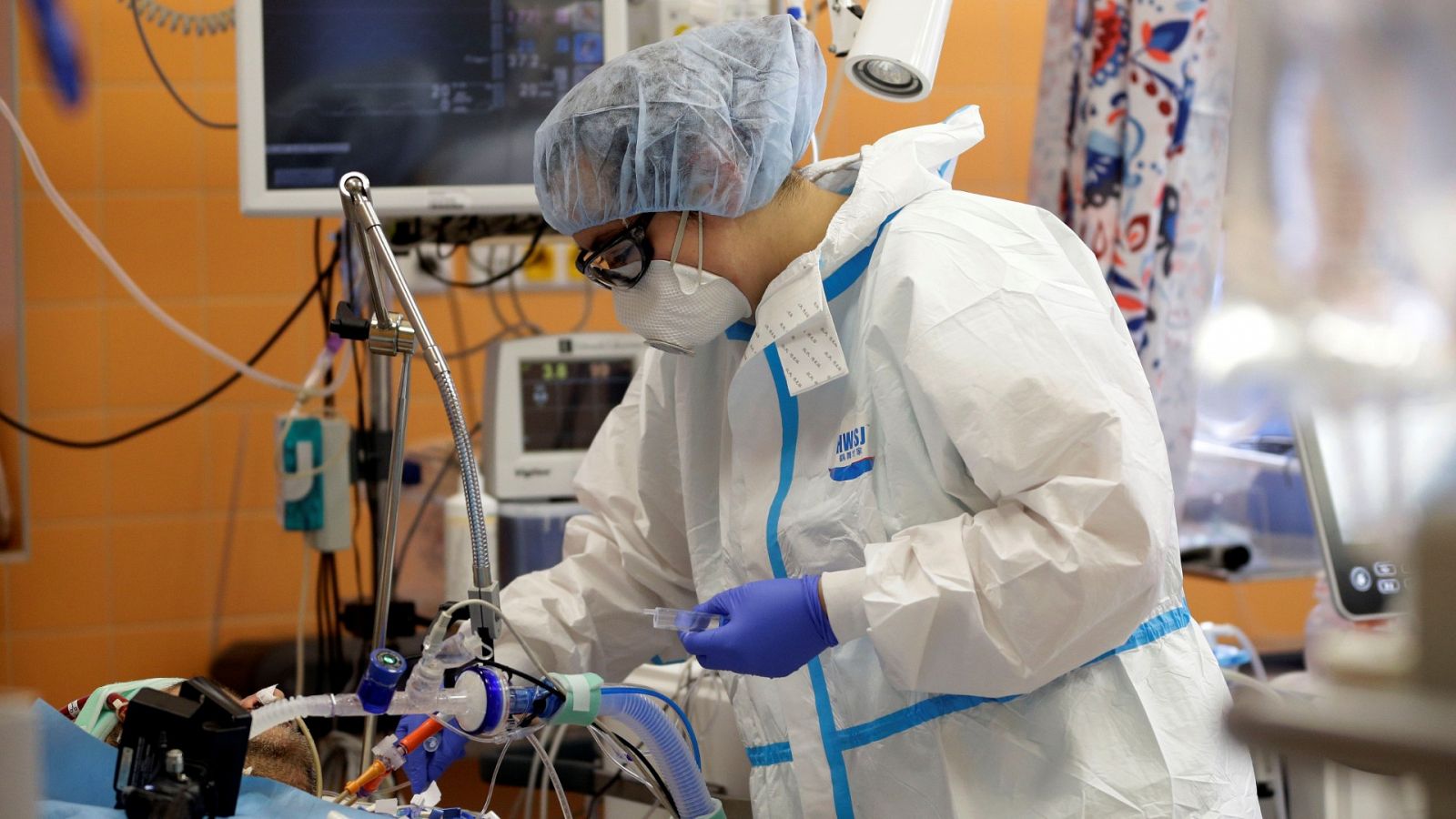 Más del 10 % de pacientes graves de COVID-19 empeoran por un error en el sistema inmunitario