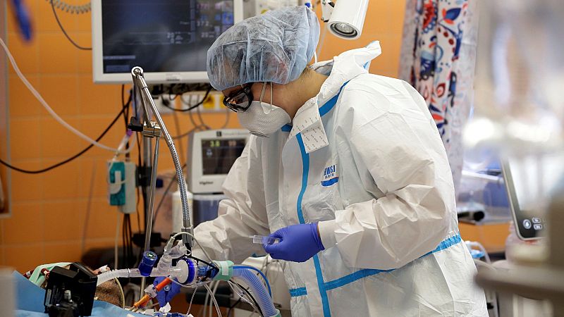 Más del 10 % de pacientes graves de COVID-19 empeoran por un error en el sistema inmunitario