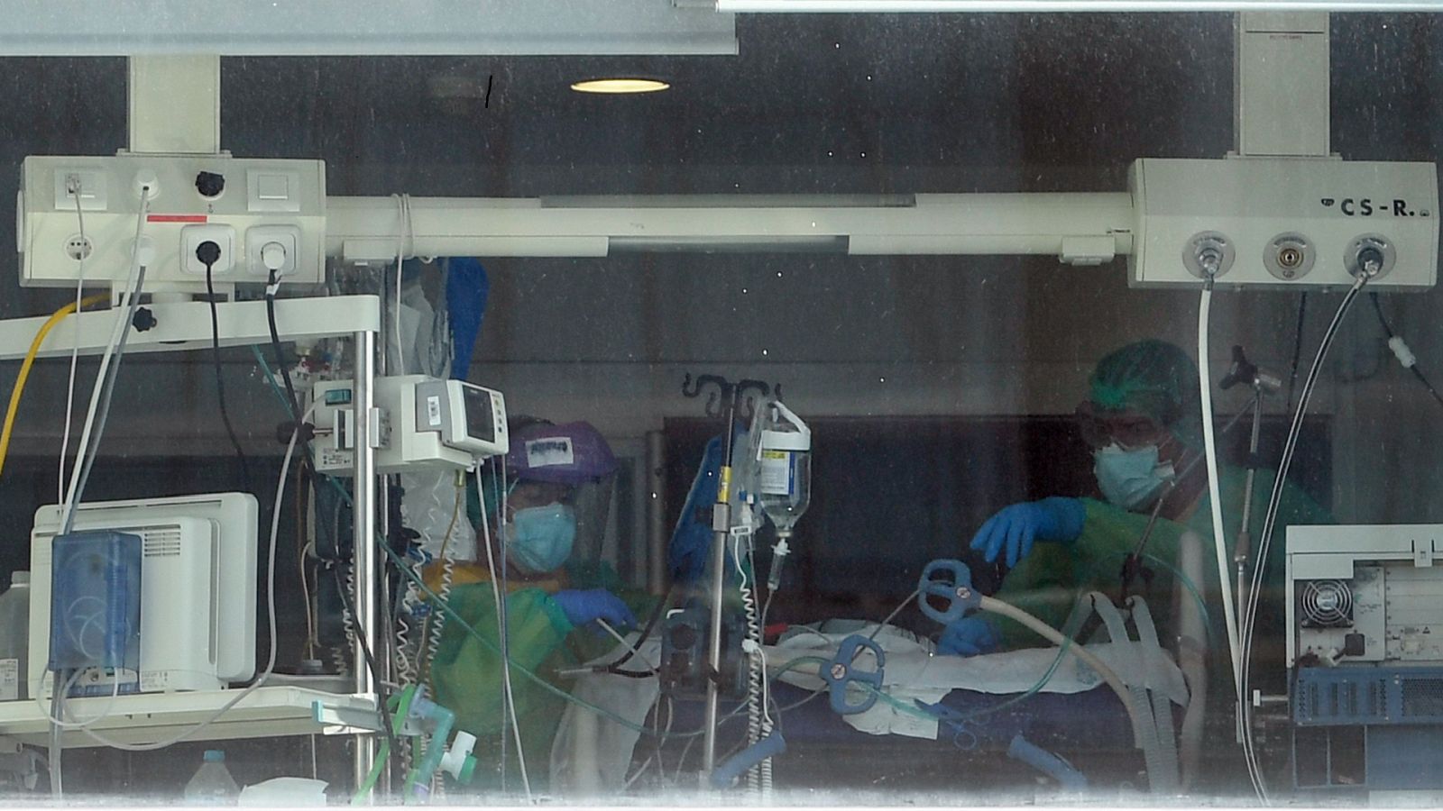 Los intensivistas piden "medidas contundentes" para aliviar la saturación en las UCI