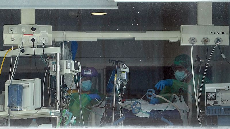 Los intensivistas piden "medidas contundentes" para aliviar la saturación en las UCI