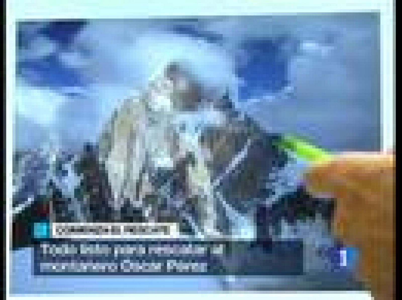 En Pakistán, comienza el rescate del montañero español, que se encuentra atrapado en el Latok II. Un helicóptero ha sobrevolado la zona para que Óscar sepa que lo están buscando.