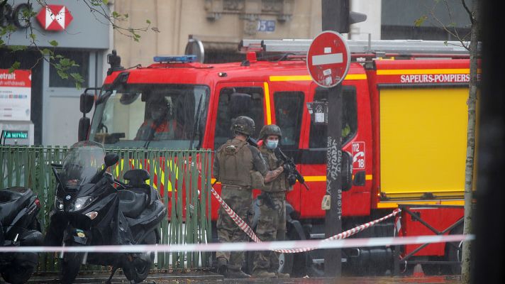Informativo 24h - Al menos dos heridos tras un ataque con cuchillo cerca de la antigua sede de Charlie Hebdo en París