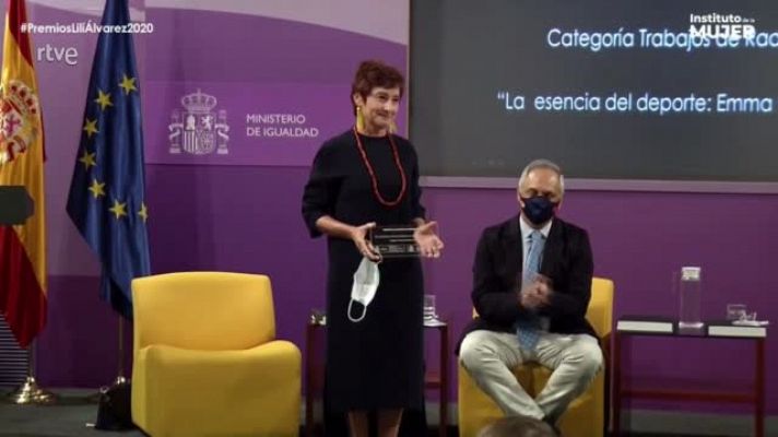  - Ana José Cancio recoge el Premio Lilí Álvarez por el reportaje sobre la piloto Emma Falcón