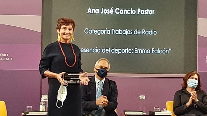  - Ana José Cancio recoge el Premio Lilí Álvarez por el reportaje sobre la piloto Emma Falcón