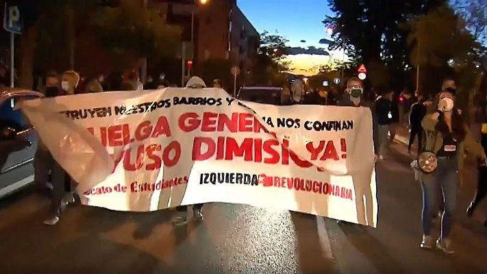 Manifestación en Vallecas para protestar por las cargas policiales y contra las restricciones en el sur de Madrid