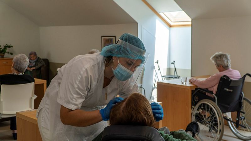 Las residencias afrontan la segunda ola con plantillas mermadas y temor al colapso | Ver