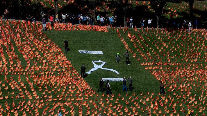 Colocan más de 50.000 banderas de España en un parque de Madrid por las víctimas del COVID-19