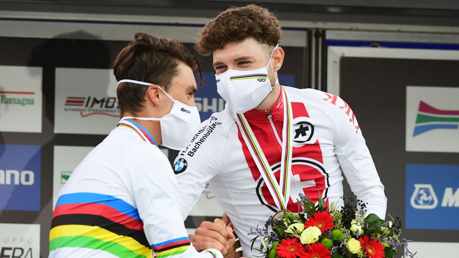 Alaphilippe, Van Aert y Hirschi se suben al podio en Imola