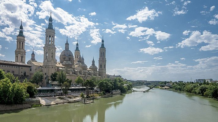 Los balcones de Zaragoza se engalanan de flores por El Pilar