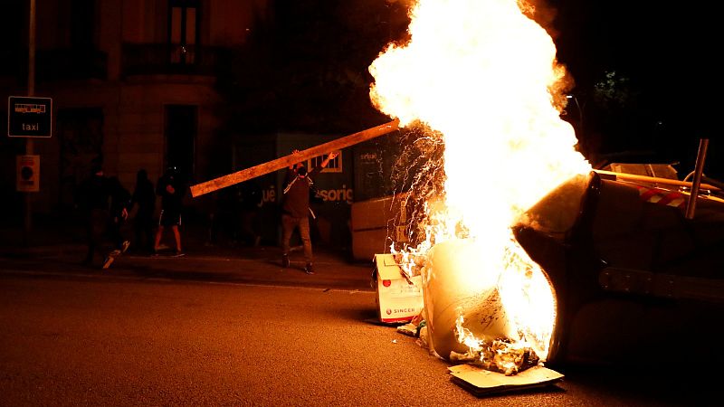 Queman contenedores en las protestas convocadas por los CDR en Barcelona tras la inhabilitación de Torra