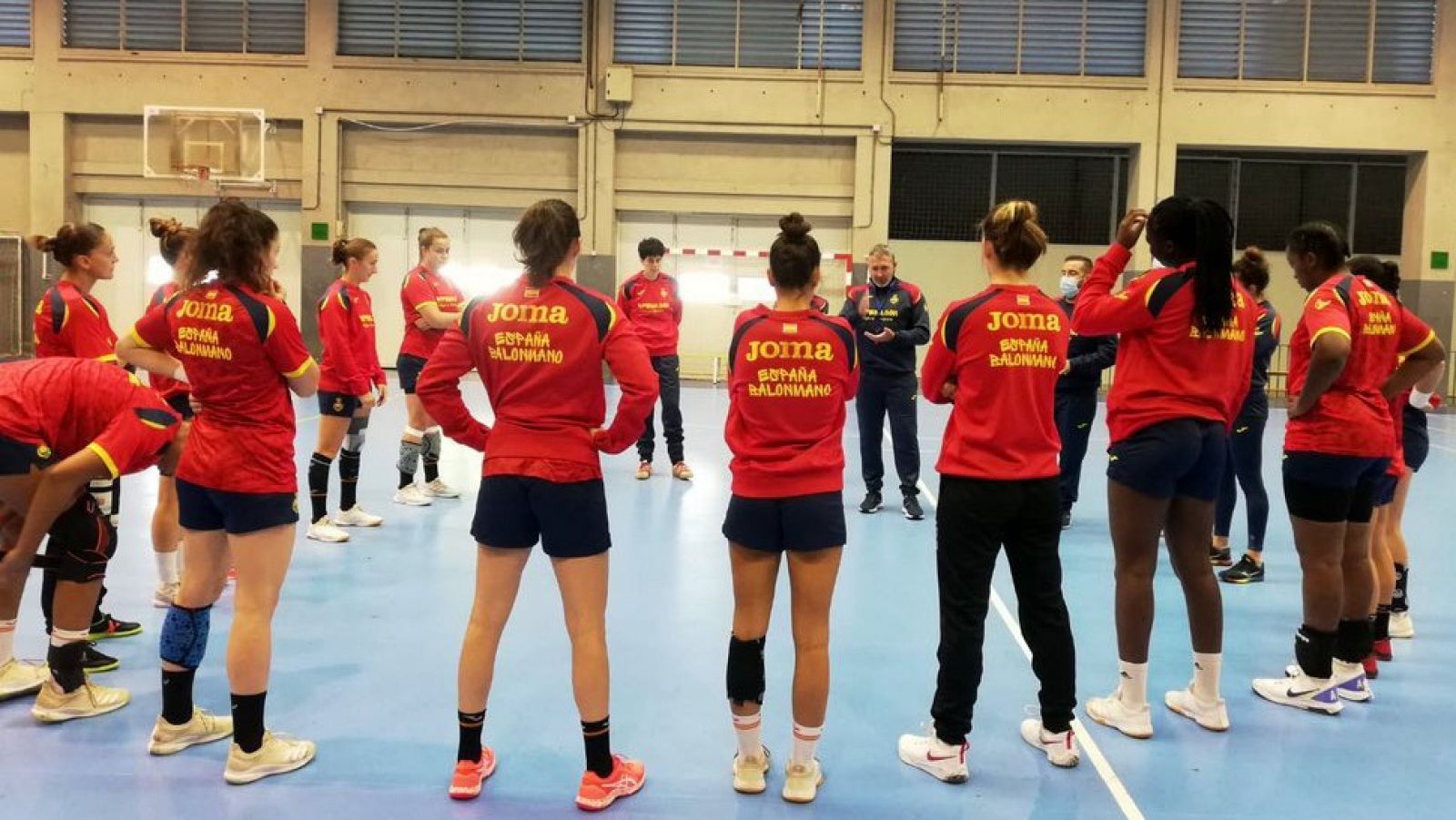 Carlos Víver analiza la concentración de las Guerreras - Balonmano | Ver