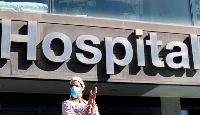 Telediario 1 - Las comunidades podrán contratar a 10.000 profesionales sanitarios