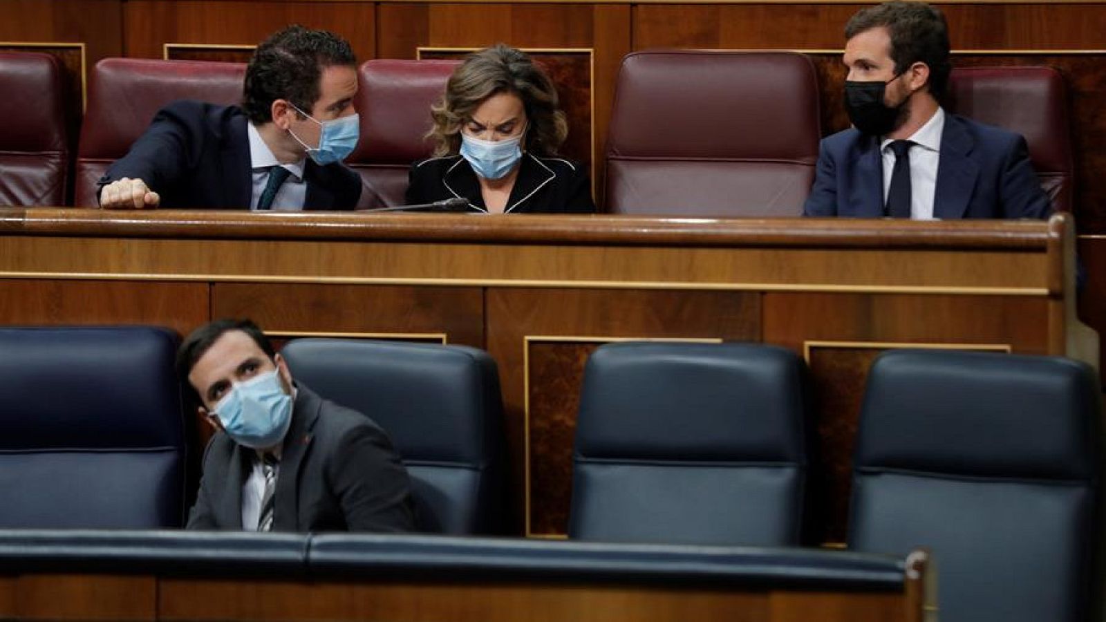 Garzón se defiende de los ataques del PP por sus críticas al rey: "Ustedes están más cerca del delito que de la Constitución" | Ver