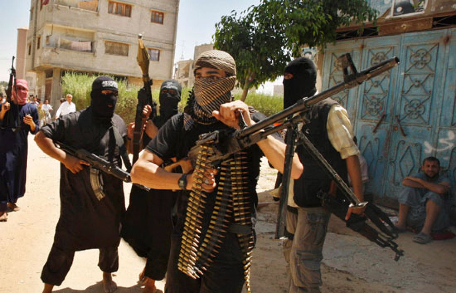 En Gaza al menos 22 personas han muerto y más de un centenar han resultado heridas en los enfrentamientos entre milicianos de Hamás y radicales islámicos vinculados con Al Qaeda.