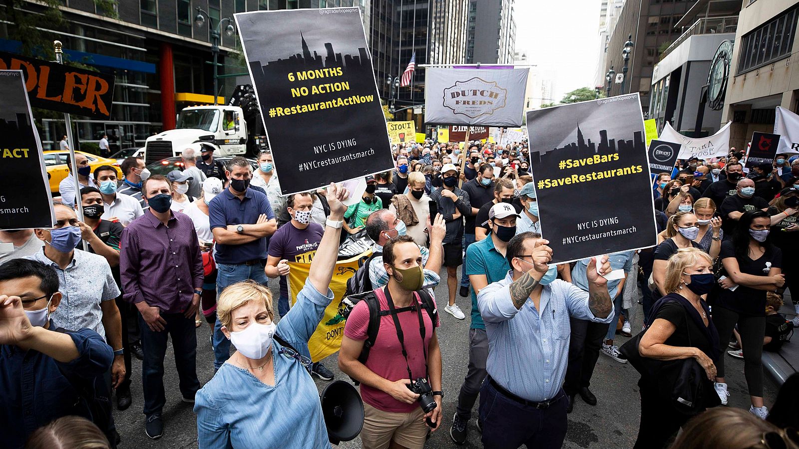 Nueva York abre sus restaurantes, seis meses después, con el 25% del aforo | Ver