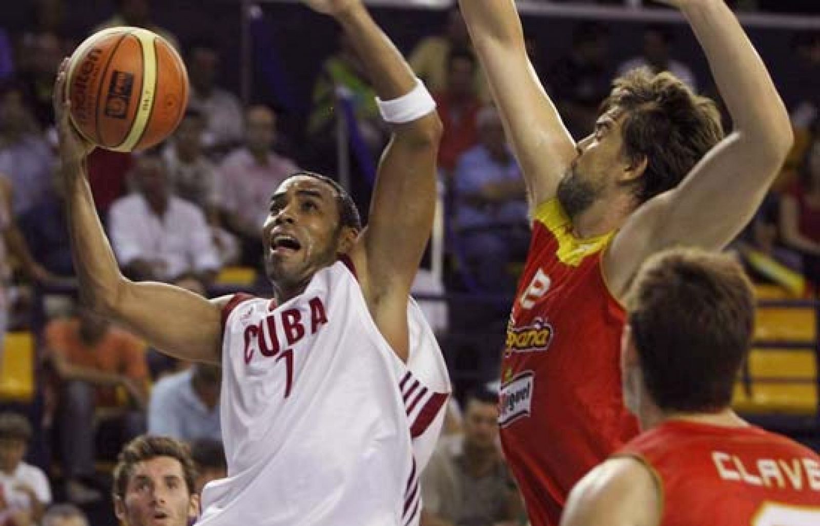 Los de Scariolo derrotan por un aplastante 94-57 a Cuba. Marc Gasol y Alex Mumbrú fueron los máximos anotadores con 13 puntos.  