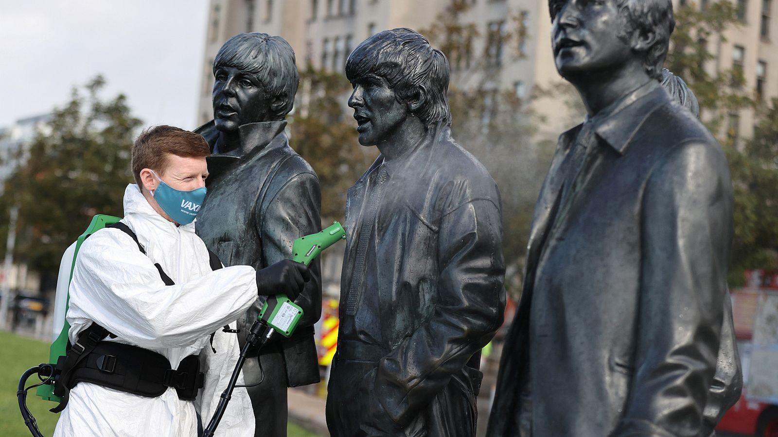 Inglaterra prohibe las reuniones entre personas que no vivan bajo el mismo techo | Ver