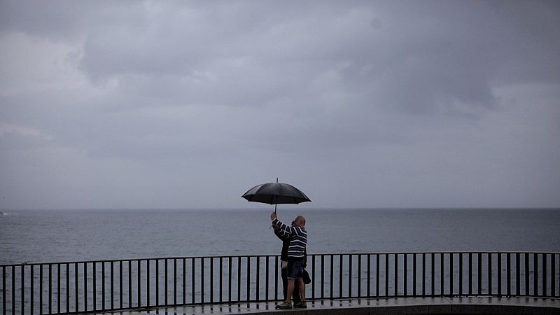 La borrasca 'Alex' entra en España: lluvia, vientos de 100 kilómetros por hora y desplome de las temperaturas