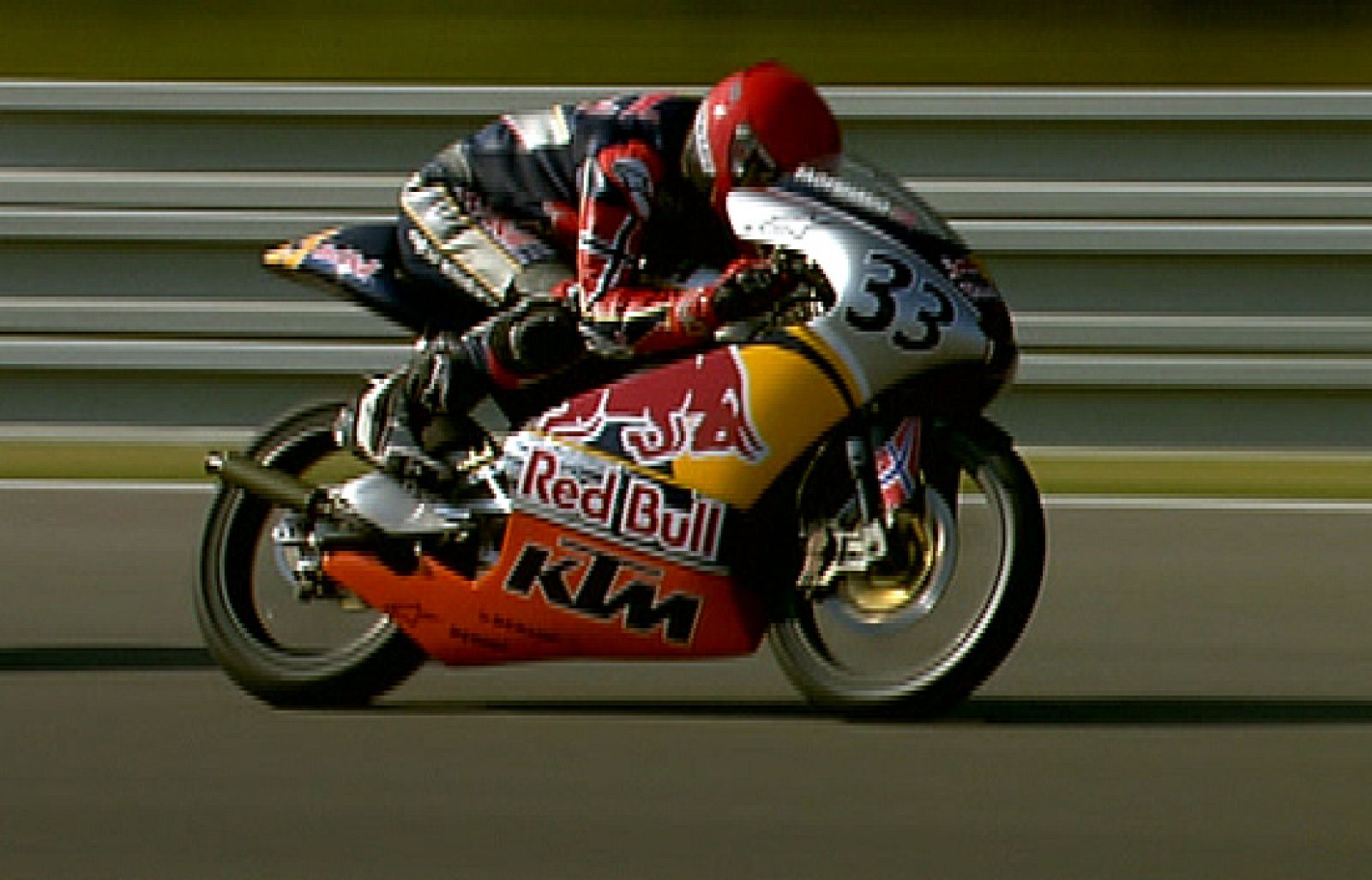 Florian Marinau se ha adjudicado la penúltima prueba de la 'Rookies Cup', en la que todo está muy apretado. El noruego Sturlag Fagerhaug sólo pudo ser quinto.