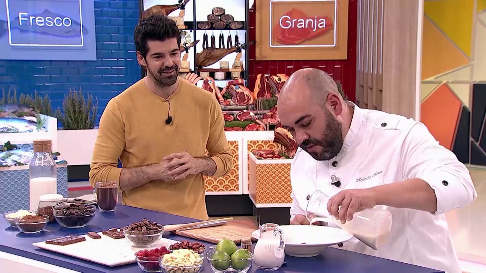 Sopa fría de chocolate blanco, almendra y frambuesas