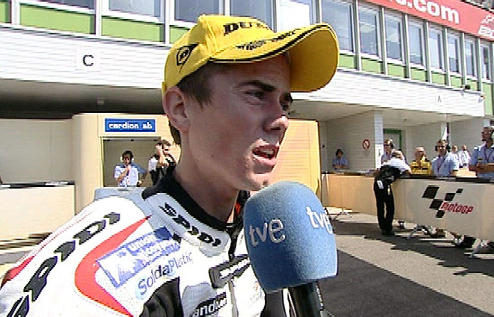 Terol muestra su satisfacción por su primera victoria de la temporada. Julián Simón y Andrea Iannone han completado el podio de Brno.