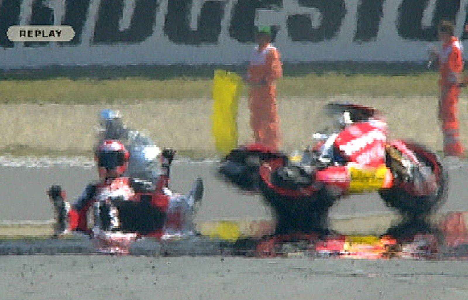 Álvaro Bautista se ha caído de su moto mientras celebraba con un caballito su tercer puesto conseguido en Brno.