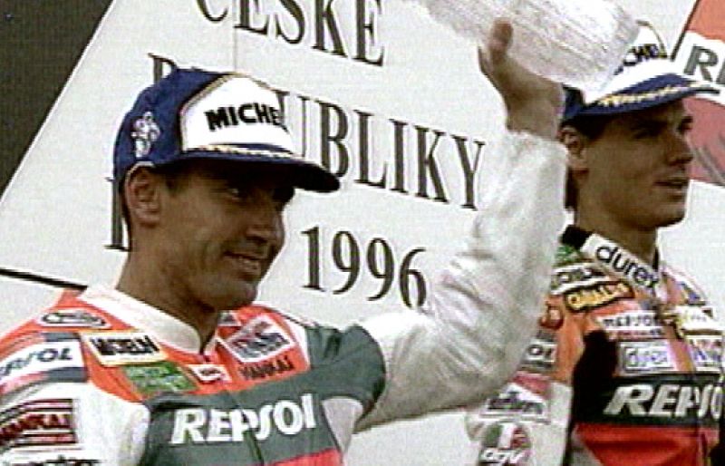 El duelo entre Jorge Lorenzo y Valentino Rossi es muy parecido al que hace más de una década enfrentó a otros dos pilotos de la misma escudería: Álex Crivillé y Mick Doohan.