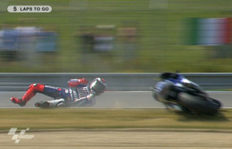 Jorge Lorenzo se ha caído a falta de 5 vueltas cuando lideraba la carrera. 