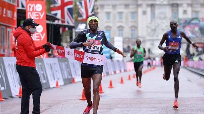 Kipchoge se hunde en el diluvio y el etíope Kitata gana el Maratón de Londres