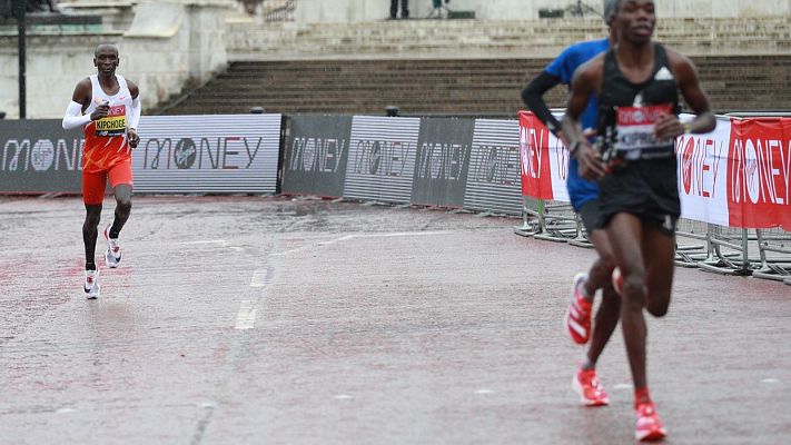 Atletismo - Kipchoge se descuelga de la cabeza en los últimos kilómetros del maratón de Londres