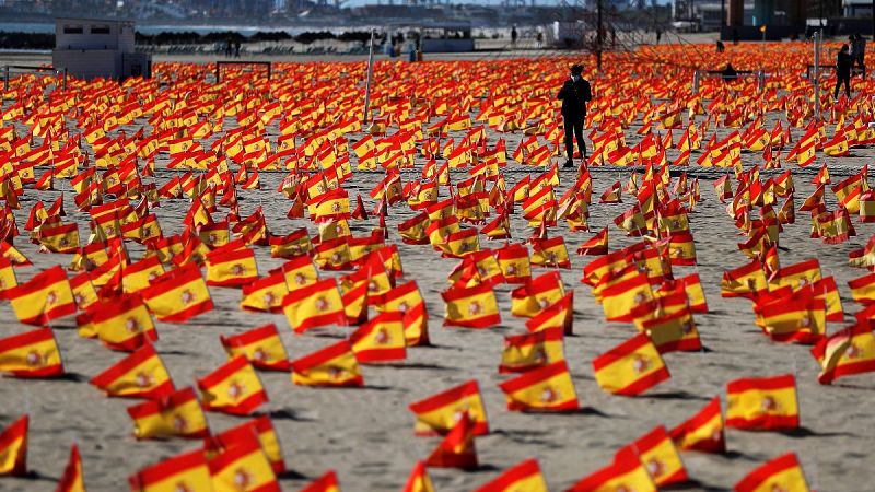 La playa Patacona de Valencia amanece con 53.000 banderas de España "en homenaje a los fallecidos por la pandemia