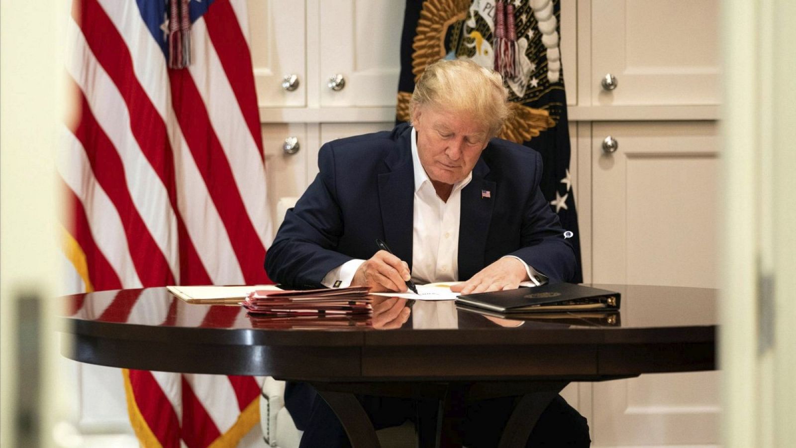 Trump reaparece tras los rumores sobre su salud y asegura que está "mejor"