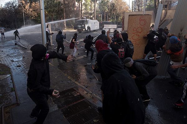 Las protestas se recrudecen en Chile después de que un policía lanzara a un menor al río en una manifestación
