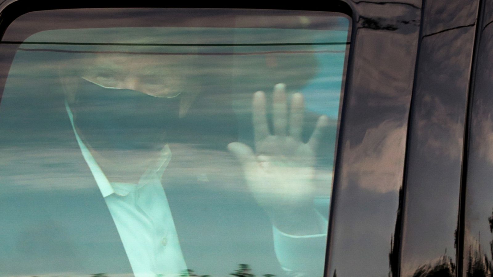 Trump sale del hospital momentáneamente para saludar a sus simpatizantes