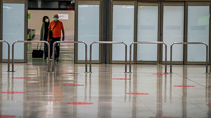 La Policía realiza controles aleatorios en la aeropuerto de Barajas tras las restricciones por coronavirus