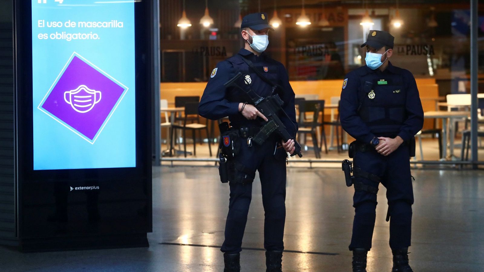 Controles policiales en el metro de Madrid durante el primer día laborable tras las restricciones