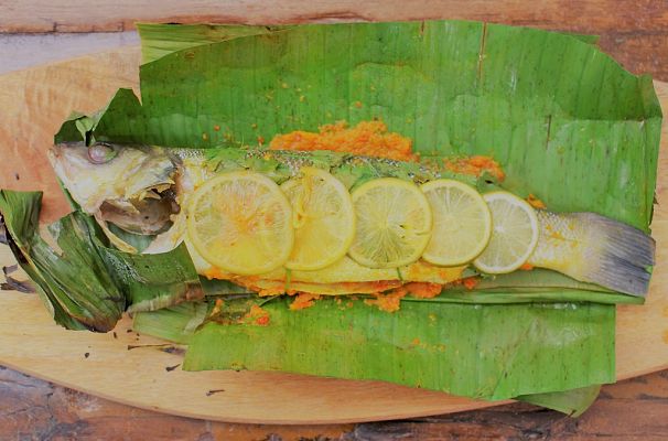 Lubina en hoja de plátano