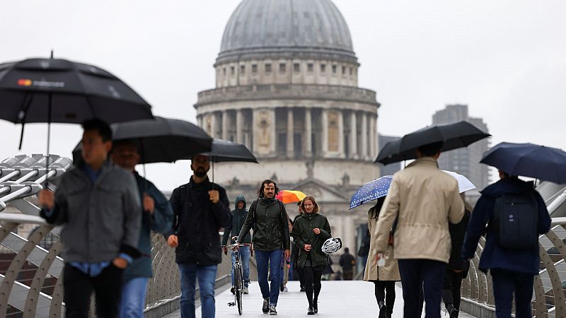 Crecen los contagios en Reino Unido, cierres en Moscú y Nueva York