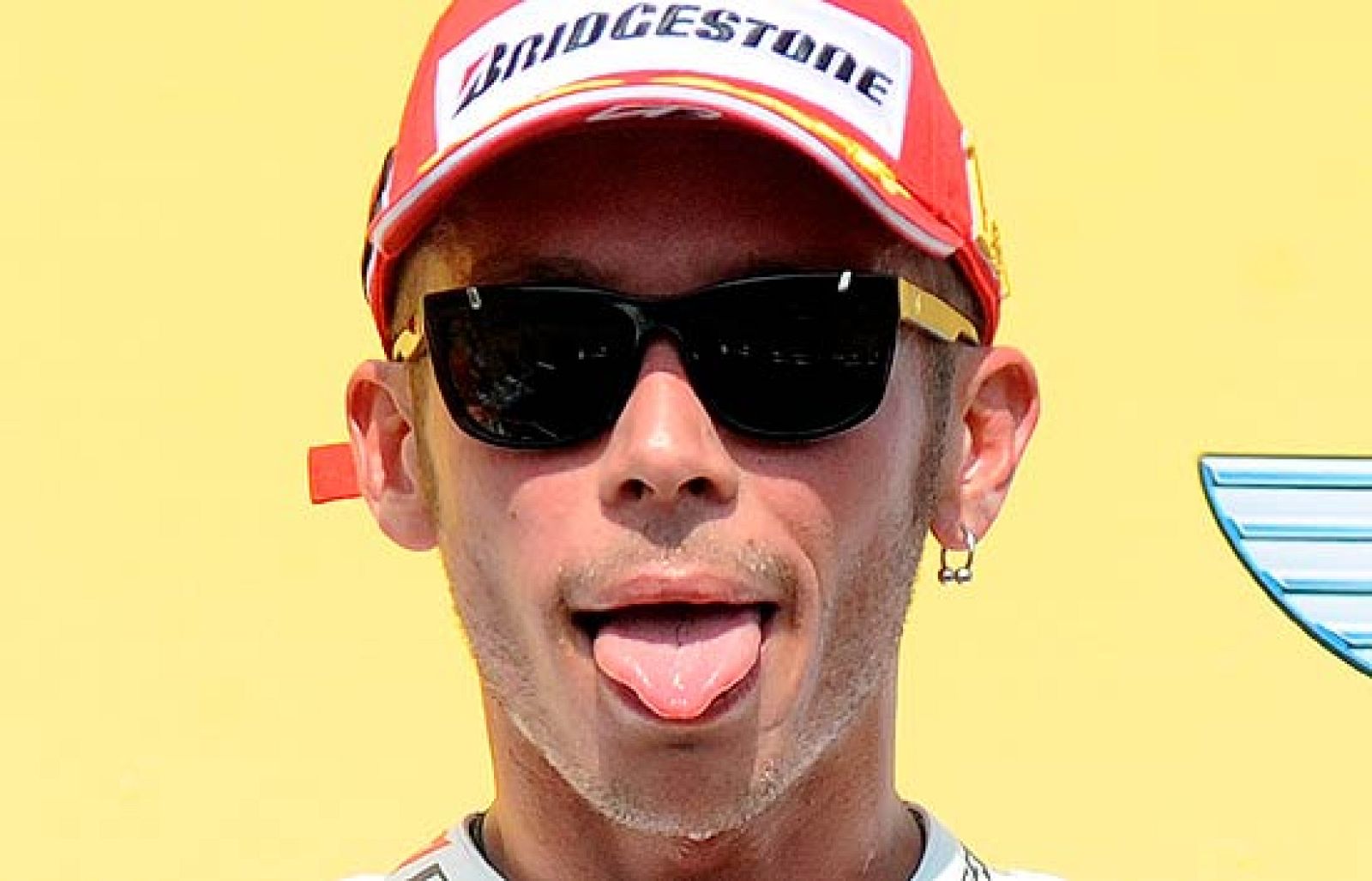 La quinta victoria de Valentino Rossi, unida a la caída de Lorenzo, le acerca un poco más a su noveno título al piloto italiano.