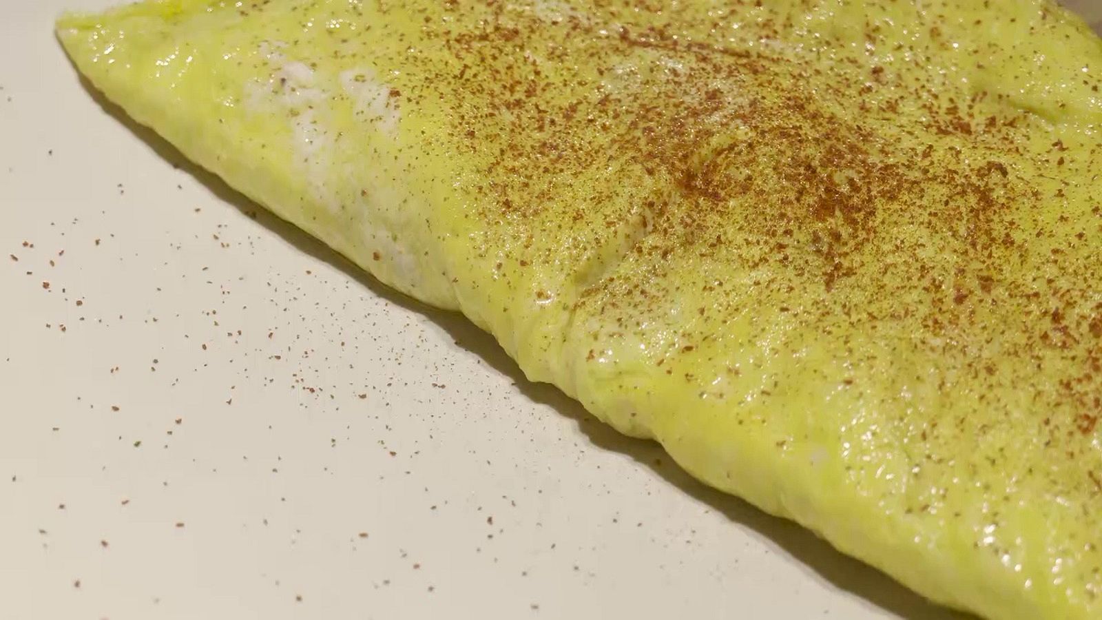 Un menú gourmet con cebolla y huevos