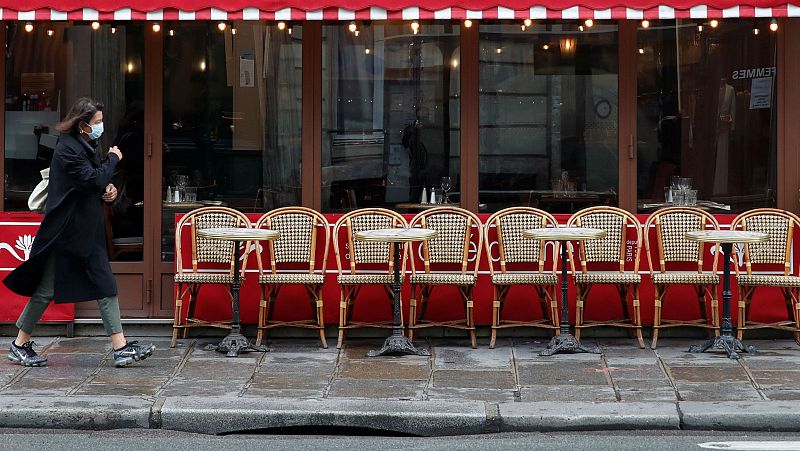 París se enfrenta a su primer día de cierre de bares y cafés